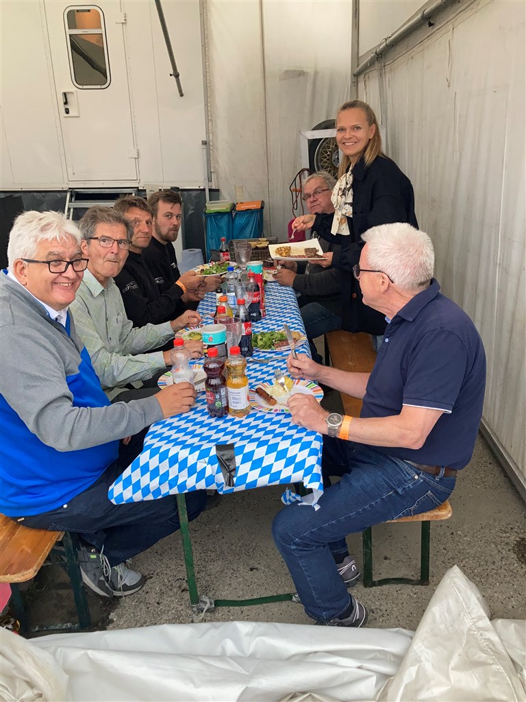 Selvfølgelig kører jeg for at vinde, men deltagelsen i TWC rummer også et stort socialt moment. Det har været et dejligt gensyn med de gamle teknikere, og vi hygger os som en stor familie i ryttergården. TWC er blevet en fællessport for min kone Lou og jeg, og hun står blandt andet for fælles catering for hele teamet.
(Foto: Team Nissen)